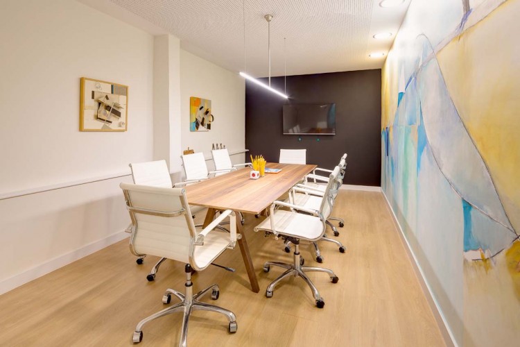 sala de reunión con tv